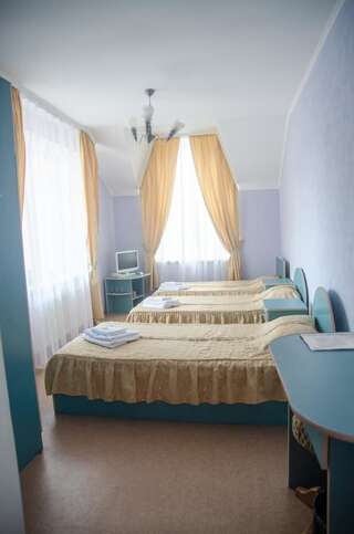 Отель Галант Отель Борисполь Трехместный номер эконом-класса с общей ванной комнатой-2